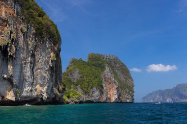 Tayland 'daki Ko Koh Phi Phi Leh Adası' nın yüksek uçurumları.