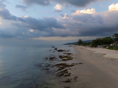 Tayland 'daki Koh Lanta Adası' nda büyük bulutlu bir akşamın havadan görüntüsü.