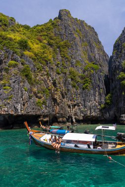 Tayland 'daki Ko Koh Phi Phi Leh Adası' nda uzun botlar.