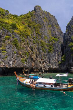 Tayland 'daki Ko Koh Phi Phi Leh Adası' nda uzun botlar.