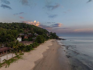 Alacakaranlıkta Koh Lanta Adası 'ndaki kumsalda bulutlar, Tayland
