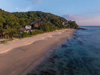 Tayland 'ın Ko Lanta Adası' ndaki sahilin havadan görüntüsü.