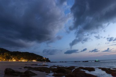 Alacakaranlıkta Koh Lanta Adası 'ndaki kumsalda bulutlar, Tayland
