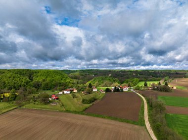 Bulutlu Bir Gün 'de Kuzey Hırvatistan' ın Tarlaları, Köyü ve Ormanı Hava Görüntüsü