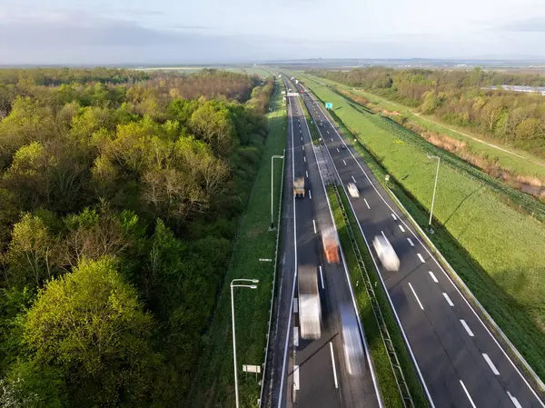 Zagreb yakınlarındaki Hırvatistan 'da otoyolun hava manzarası