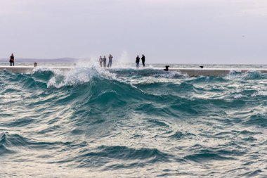 Jugo Rüzgarından Güçlü Dalgalar Hırvatistan 'ın Zadar kentindeki Gezinti Güvertesine Düştü