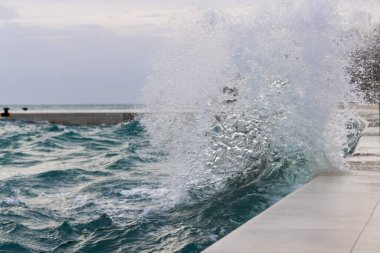 Jugo Rüzgarından Güçlü Dalgalar Hırvatistan 'ın Zadar kentindeki Gezinti Güvertesine Düştü