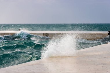 Jugo Rüzgarından Güçlü Dalgalar Hırvatistan 'ın Zadar kentindeki Gezinti Güvertesine Düştü