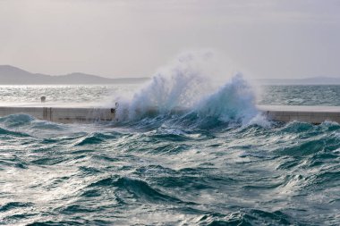Jugo Rüzgarından Güçlü Dalgalar Hırvatistan 'ın Zadar kentindeki Gezinti Güvertesine Düştü