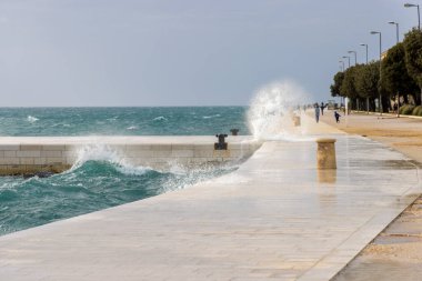 Jugo Rüzgarından Güçlü Dalgalar Hırvatistan 'ın Zadar kentindeki Gezinti Güvertesine Düştü
