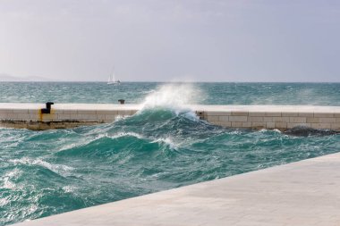 Jugo Rüzgarından Güçlü Dalgalar Hırvatistan 'ın Zadar kentindeki Gezinti Güvertesine Düştü