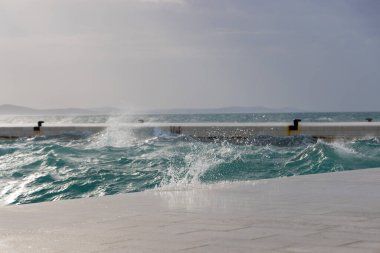 Jugo Rüzgarından Güçlü Dalgalar Hırvatistan 'ın Zadar kentindeki Gezinti Güvertesine Düştü