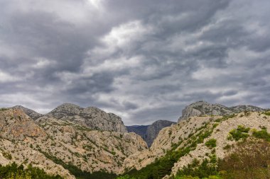 Hırvatistan 'da Velebit Dağı' nda Yoğun Bulutlar İlerliyor