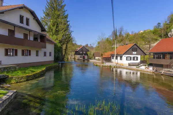 Hırvatistan 'da Rastoke - şelale ve su değirmenlerinden oluşan bir köy