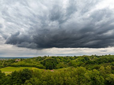 Hırvatistan 'da Tepelerin Üzerinde Dramatik Gökyüzünün Hava Görüntüsü
