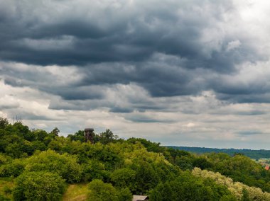Hırvatistan 'da Tepelerin Üzerinde Dramatik Gökyüzünün Hava Görüntüsü