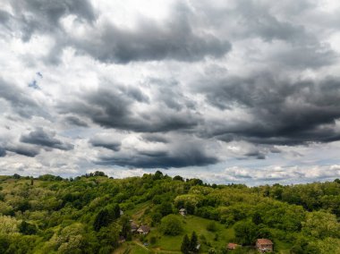 Hırvatistan 'da Tepelerin Üzerinde Dramatik Gökyüzünün Hava Görüntüsü