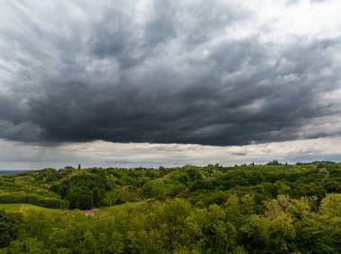 Hırvatistan 'da Tepelerin Üzerinde Dramatik Gökyüzünün Hava Görüntüsü
