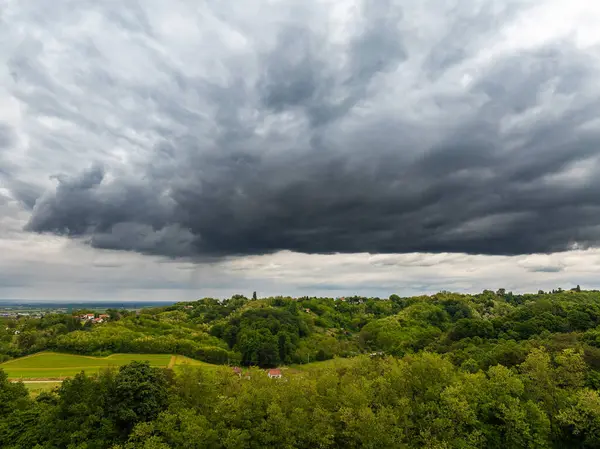 Hırvatistan 'da Tepelerin Üzerinde Dramatik Gökyüzünün Hava Görüntüsü