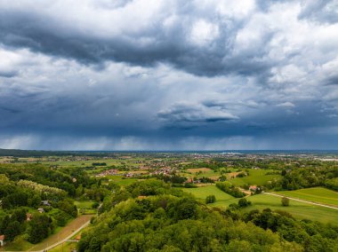Hırvatistan 'da Dramatik Gökyüzünün Hava Görüntüsü