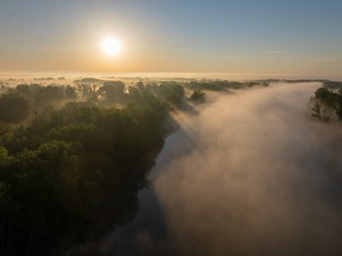 Sabah sisi ve yükselen güneşin doğal Drava Nehri üzerindeki hava manzarası ve orman taşkın ovası.