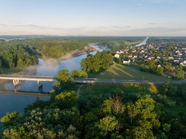 Hırvatistan 'ın Drava Nehri üzerindeki Donja Dubrava ve Köprüsü Havadan Görünümü