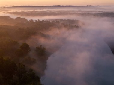 Sabah sisi ve yükselen güneşin doğal Drava Nehri üzerindeki hava manzarası ve orman taşkın ovası.