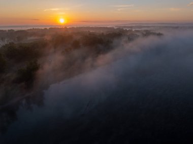 Sabah sisi ve yükselen güneşin doğal Drava Nehri üzerindeki hava manzarası ve orman taşkın ovası.