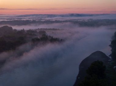 Sabah sisi ve yükselen güneşin doğal Drava Nehri üzerindeki hava manzarası ve orman taşkın ovası.
