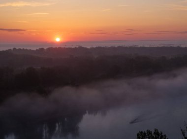 Sabah sisi ve yükselen güneşin doğal Drava Nehri üzerindeki hava manzarası ve orman taşkın ovası.