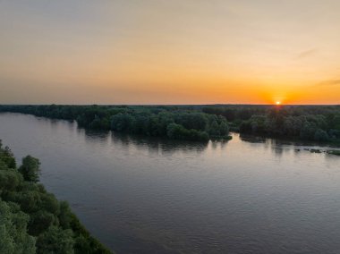 Hırvatistan 'ın Drava Nehri üzerindeki güneşin doğuşunu gösteren hava manzarası
