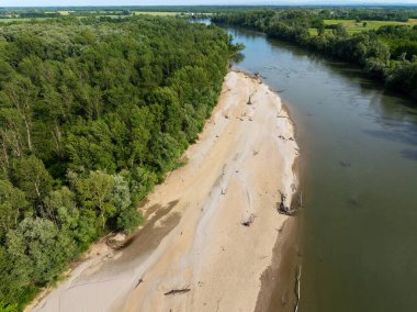 Hırvatistan 'ın Drava Nehri üzerindeki çakıl noktası çubuğunun hava fotoğrafı