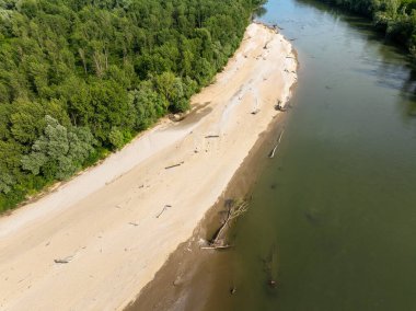 Hırvatistan 'ın Drava Nehri üzerindeki çakıl noktası çubuğunun hava fotoğrafı
