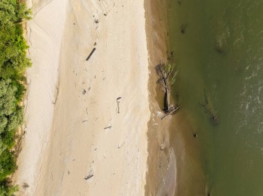 Hırvatistan 'ın Drava Nehri üzerindeki Çakıl Barı Hava Fotoğrafı