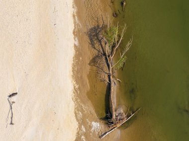 Hırvatistan 'ın Drava Nehri üzerindeki Çakıl Barı Hava Fotoğrafı
