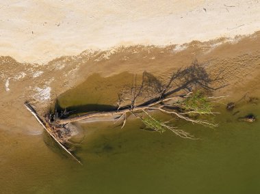 Hırvatistan 'ın Drava Nehri üzerindeki Çakıl Barı Hava Fotoğrafı
