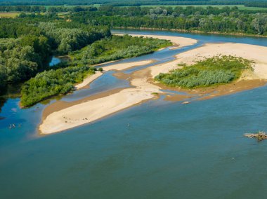 Hırvatistan 'ın Drava Nehri üzerindeki çakıl noktası çubuğunun hava fotoğrafı