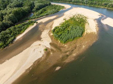 Hırvatistan 'ın Drava Nehri üzerindeki çakıl noktası çubuğunun hava fotoğrafı