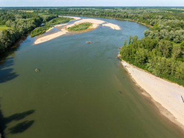 Hırvatistan 'ın Drava Nehri üzerindeki çakıl noktası çubuğunun hava fotoğrafı