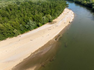Hırvatistan 'ın Drava Nehri üzerindeki çakıl noktası çubuğunun hava fotoğrafı