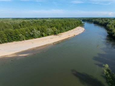 Hırvatistan 'ın Drava Nehri üzerindeki çakıl noktası çubuğunun hava fotoğrafı