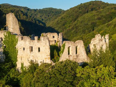Hırvatistan 'ın Samobor kenti yakınlarındaki Orman Tepelerindeki Eski Kalenin Havadan Görünümü
