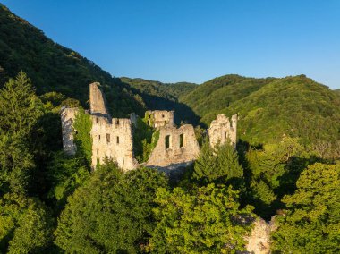 Hırvatistan 'ın Samobor kenti yakınlarındaki Orman Tepelerindeki Eski Kalenin Havadan Görünümü