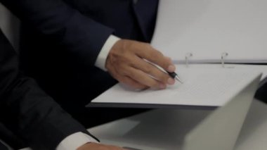 Mahkeme salonunda hakim veya avukata danışın. El yazısı belgesi.