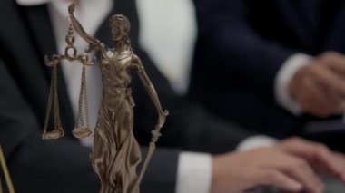 Mahkeme salonunda hakim veya avukata danışın. El yazısı belgesi.