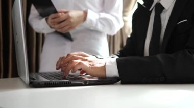 Mahkeme salonunda hakim veya avukata danışın. El yazısı belgesi.