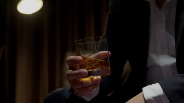 Uomo Affari Con Mano Whisky Ristorante — Video Stock