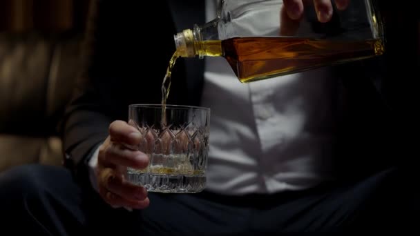Viski Restoran Tutan Bir Işadamı — Stok video