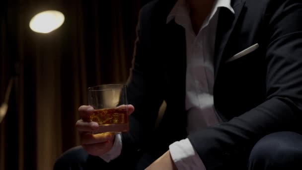 Hombre Negocios Sosteniendo Whisky Restaurante — Vídeos de Stock