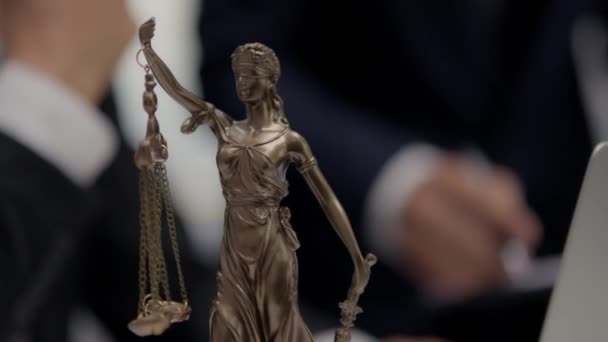 Rådfråga Domare Eller Advokat Handstilshandling Domstolssalen — Stockvideo